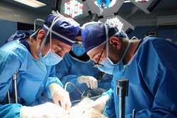 نخستین عمل جراحی مستقل پیوند کبد کودکان در مرکز طبی کودکان با موفقیت انجام شد