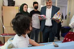 عیادت رئیس بیمارستان مرکز طبی کودکان از کودکان بستری و اهدای هدیه نوروزی