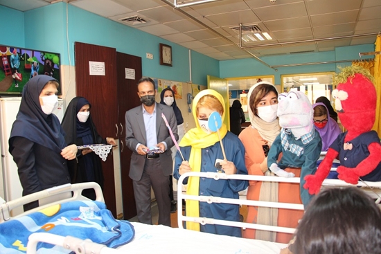 به مناسبت پنجمین روز از هفته سلامت برنامه‌های عروسکی آموزشی و شاد در مرکز طبی کودکان اجرا شد. 