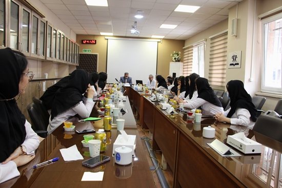 نشست صمیمانه دکتر بدو رئیس مرکز طبی کودکان با دستیاران تخصصی کودکان 