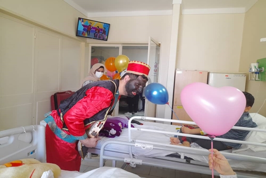 شادی و نشاط نوروزی کودکان بستری همراه با حاجی فیروز در مرکز طبی کودکان 