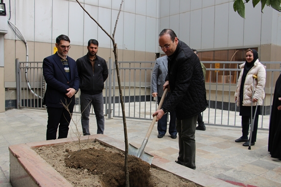 کاشت نهال امید در بیمارستان مرکز طبی کودکان به مناسبت روز درختکاری 